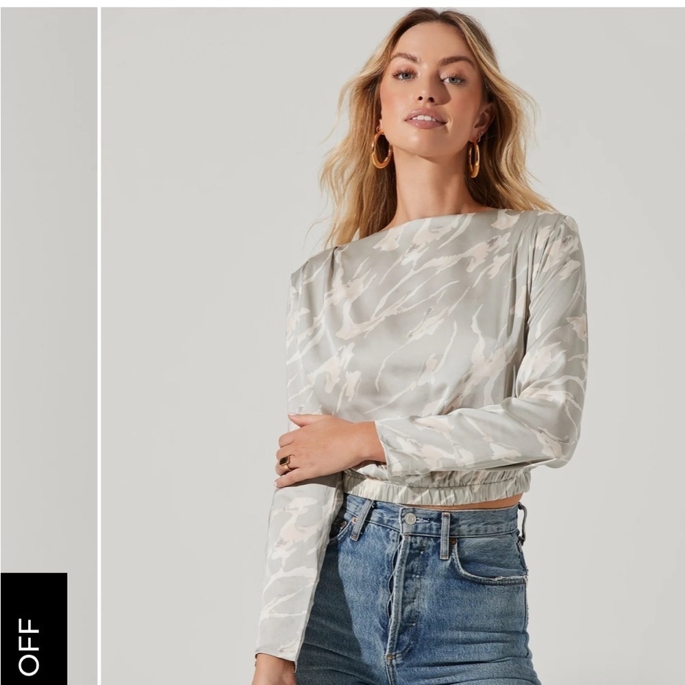PLEATED SHOULDER LONG SLEEVE FLORAL TOP - Picture 2 of 3